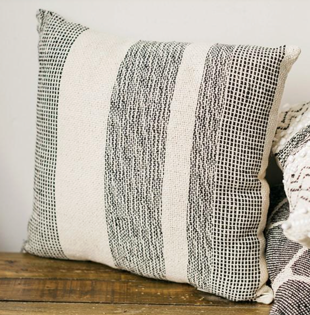 PATTERNED PILLOW / F006