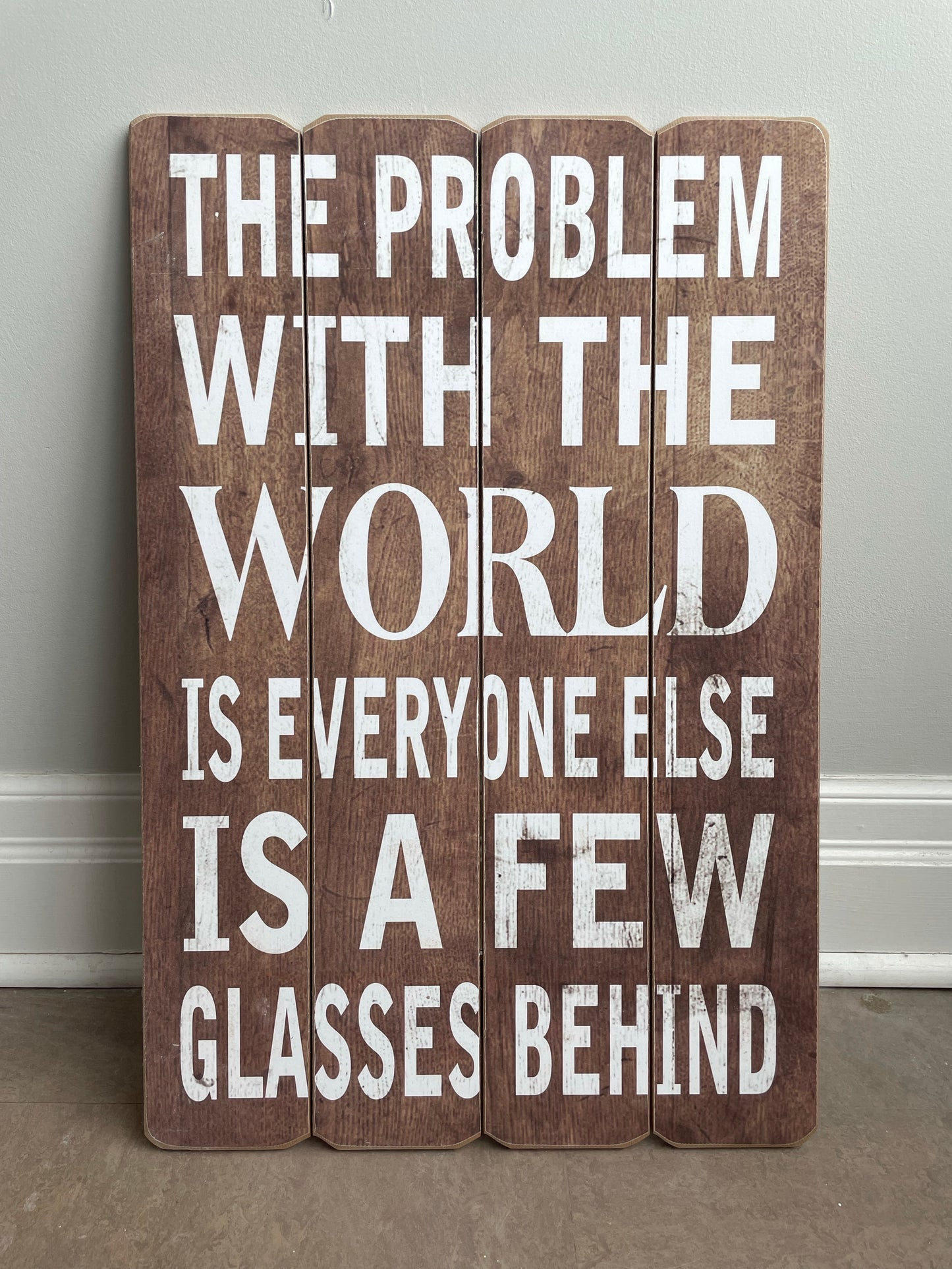 FEW GLASSES BEHIND SIGN / K28065