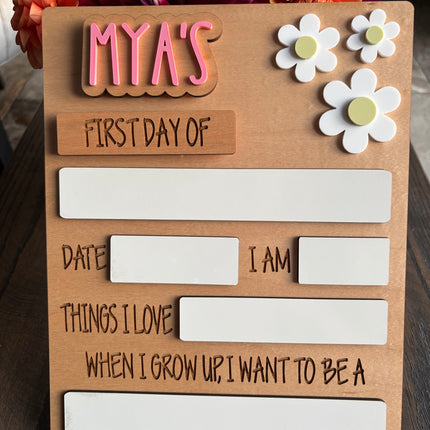 DAISY FIRST + LAST DAY OF SCHOOL SIGN