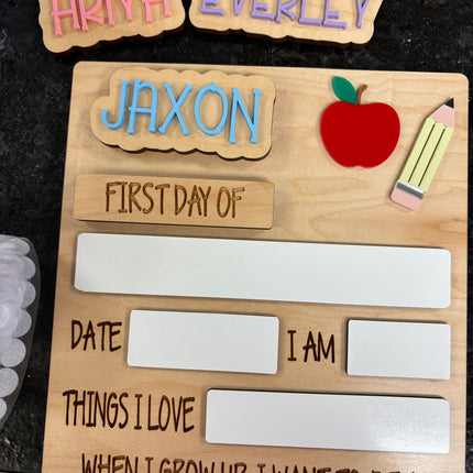 APPLE & PENCIL FIRST + LAST DAY OF SCHOOL SIGN