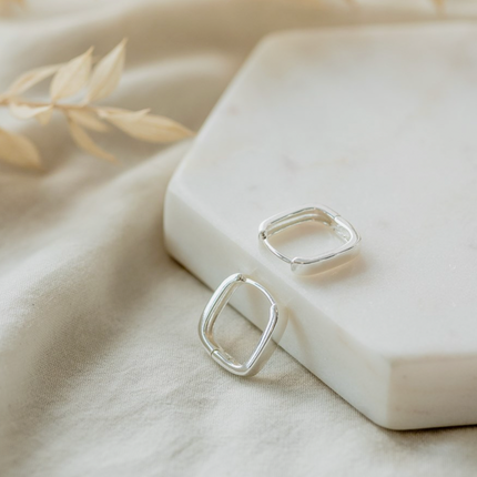 PETITE SQUARE HOOPS