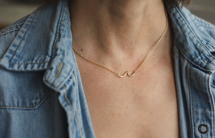 TINY WAVE NECKLACE