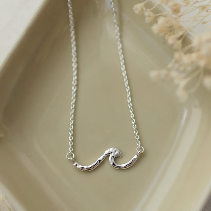 TINY WAVE NECKLACE