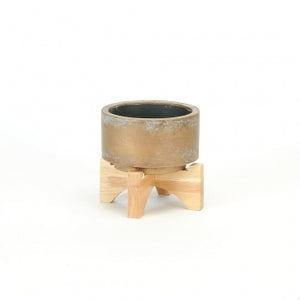 LOW ROUND COPPER POT ON WOOD STAND / B3753