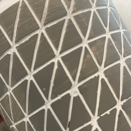 GREY & WHITE PATTERNED POT / S101 *
