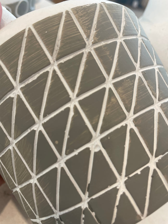 GREY & WHITE PATTERNED POT / S101 *